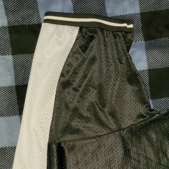 Vintage. Made in USA. Cheetah. Jersey material tee. Men's size L. Like-new - Picture 6 of 15